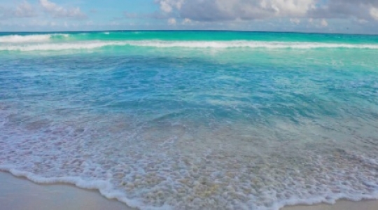 Cancun hotel zone beach waves static - 5 slo mo