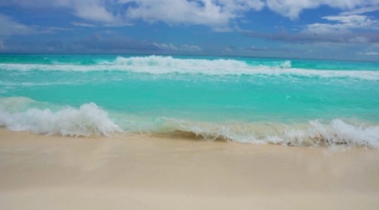 Cancun hotel zone beach waves static