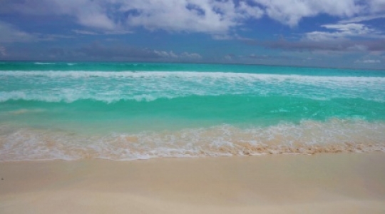 Cancun hotel zone beach waves static slo mo