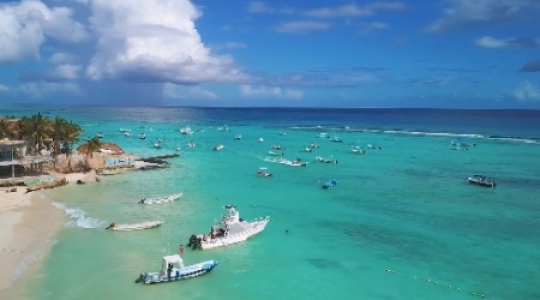 Playa Del Carmen static shots boats descend