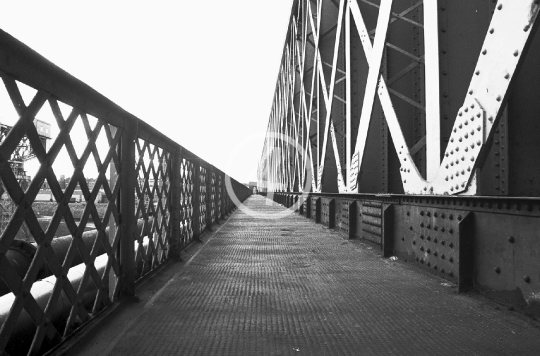 B/W bridge frame