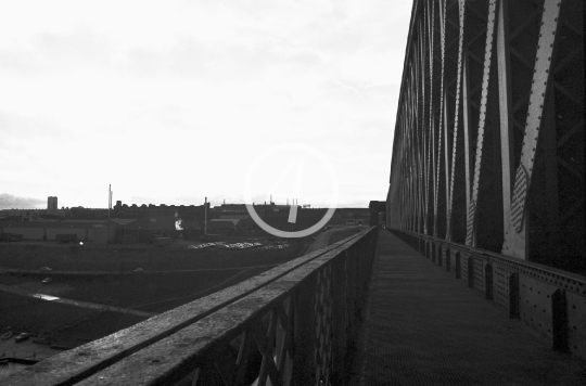 B/W bridge frame