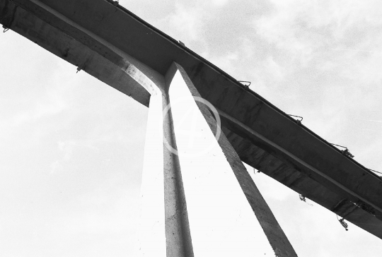 B/W Bridge support