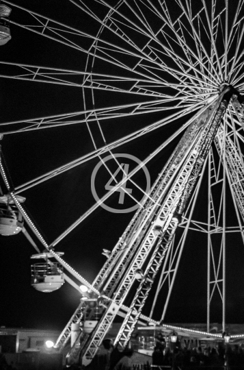 B/W Farris wheel