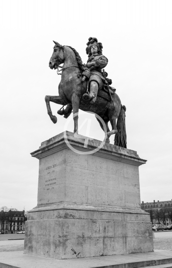 B/W Monument