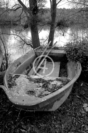 B/W Old row boat