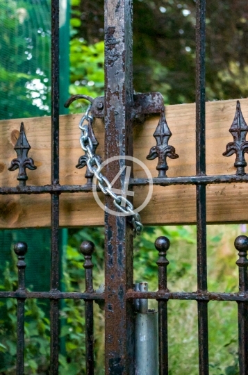 Chain gate