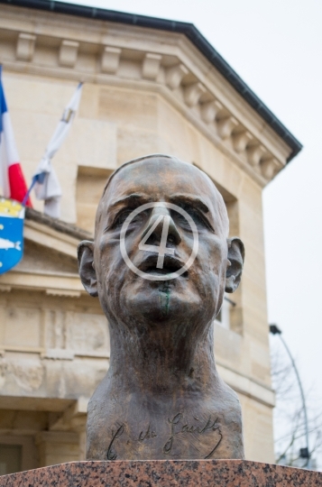 Statue face 4